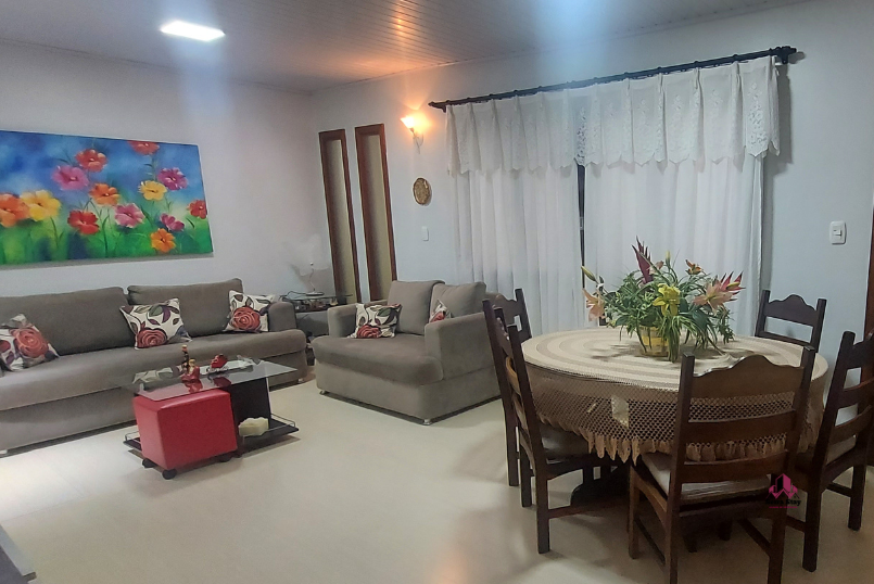 Apartamento Central/ Bento Gonçalves está na Serra Stay Apartamento Central, localizado no coração de Bento Gonçalves Ele possui 02 dormitórios, banheiro social, cozinha, área de serviço, sala de estar, jantar. - Mercado na mesma quadra com Açougue e Padaria. Próximo aos Principais Pontos Turísticos - Há 200 metros da Via del Vino, - 100 metros do Shopping Piazza Salton, - 5 Km da entrada do Vale dos Vinhedos, - 6,5 Km do Caminho de Pedras. Perfeito para desfrutar as belezas naturais e deliciosos vinhos de Bento Gonçalves O espaço Apartamento amplo, com dois dormitórios ambos com cama de casal, roupeiros, roupas de cama e cobertores, persiana com blecaute, banheiro com chuveiro elétrico potente, sala de jantar e estar integrada. Sala de estar ampla com móveis antigos, cozinha completa com eletrodomésticos, utensílios, louças. Além de um espaço pra lavanderia.